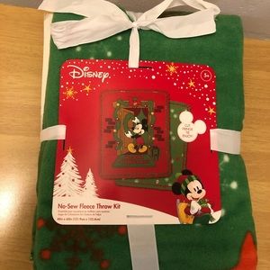 Disney Mickey Mouse no sew fleece throw kit